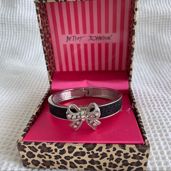 Betsy Johnson Rhinestone Bow Glitter Bangle Bracelet Black/silver - Picture 1 of 12